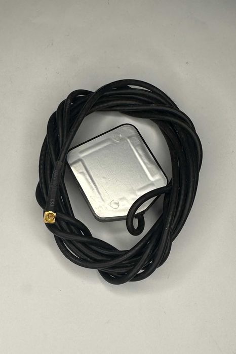 Antena com base magnética para GPS com conector dourado.