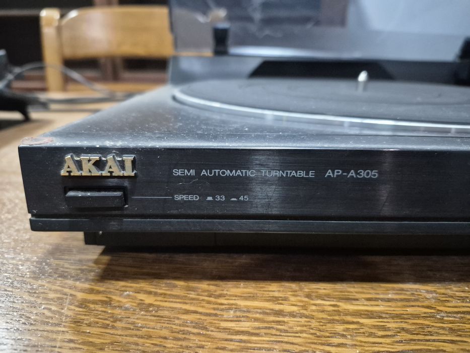 Gira discos AKAi