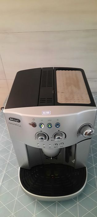 Máquina café delonghi magnífica