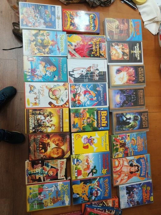Kolekcja różnych kaset VHS