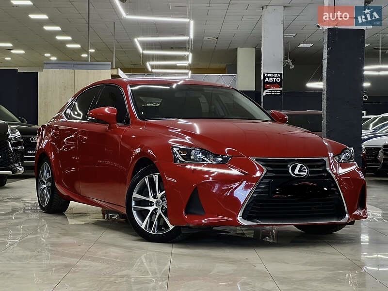Lexus is 200t 2017 рік