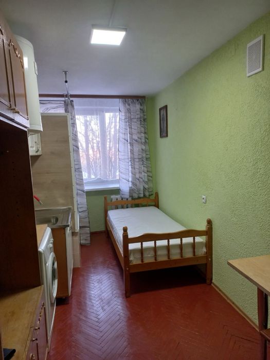 Затишна кімната з ремонтом і меблями в гуртожитку на вул. Зелена