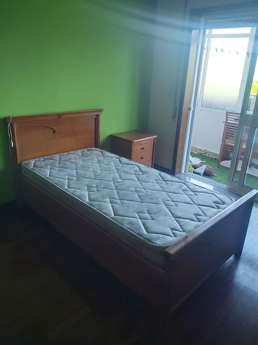 Cama solteiro em madeira