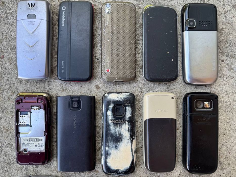 Старенькі кнопочні телефони-не дорого