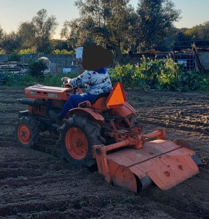 Grd oportunidade Trator kubota b 7001 com tracção as 4 rodas mais fres