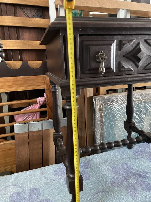 Cama com estrado,2 cadeiras e 2 mesas cabeceira. Mogno.