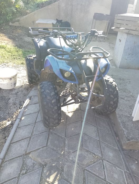 Подаю квадроцикл 110 кузов трохи поцарапаний не працюють лампочки
