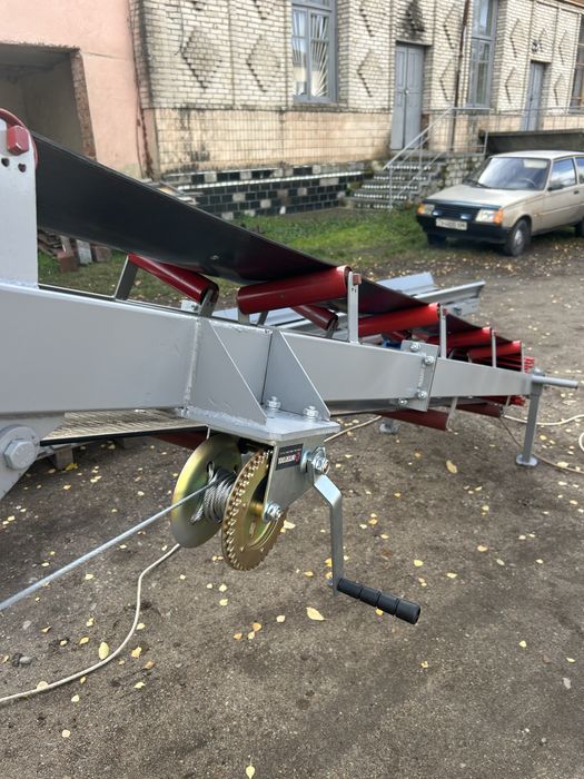 Пересувний стрічковий конвеєр для завантаження мішків у автотранспорт