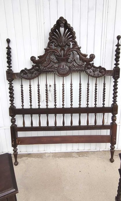 Cama antiga de madeira trabalhada.