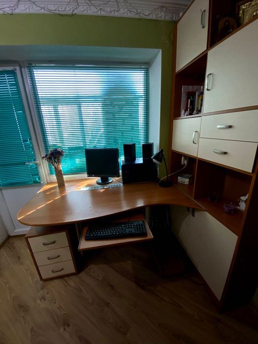 Шафа для книжок та стіл