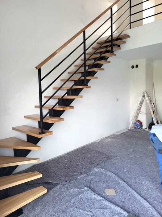 Schody metalowo drewniane na belce centralnej