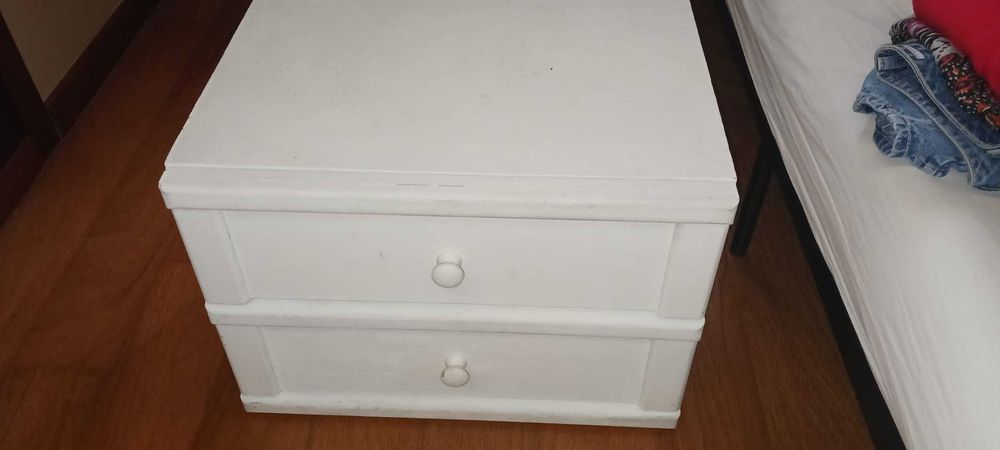 Mesa de cabeceira branca pintada a mão.