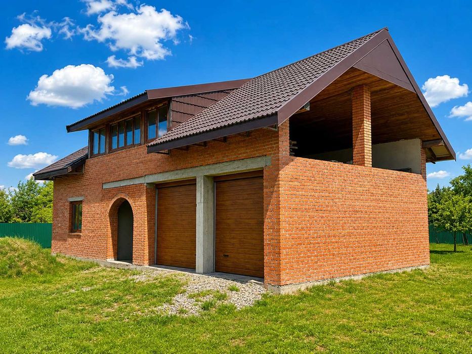 Сучасний будинок 237 м² з ремонтом та ділянкою 17,5 соток