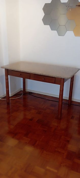 Mesa de madeira com tampo granito