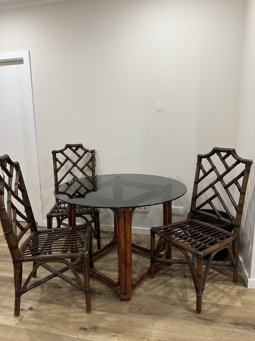Mesa de bambu e vidro e 3 cadeiras