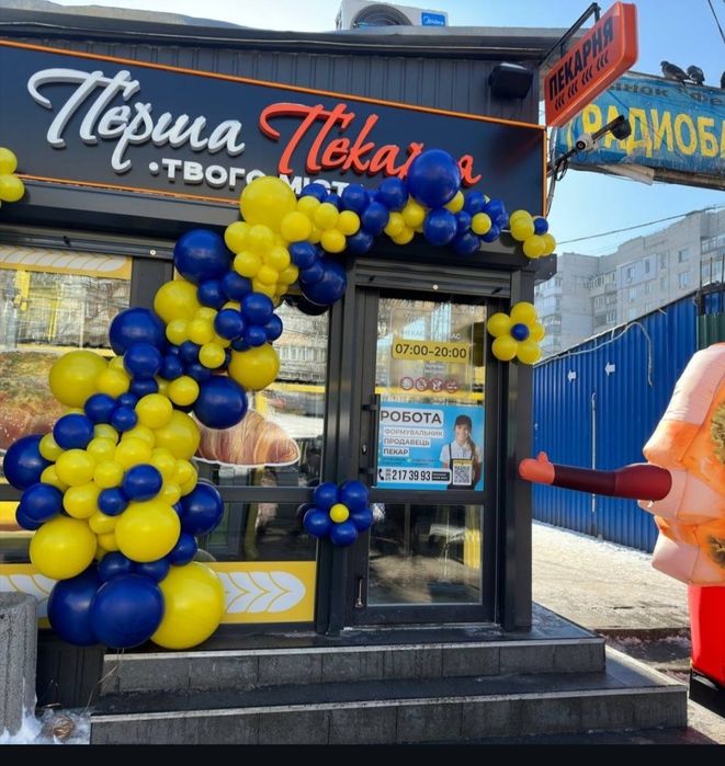 Украшение шарами праздников, Оформление фасада магазина шарами Днепр