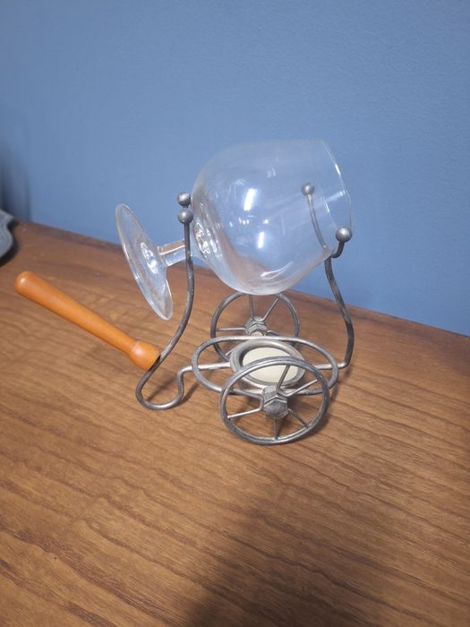 Peça de decoração  com uma vela e um copo de vinho