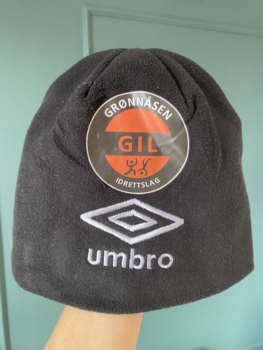 Czapka marki umbro, czarny polarek - AKTUALNE.