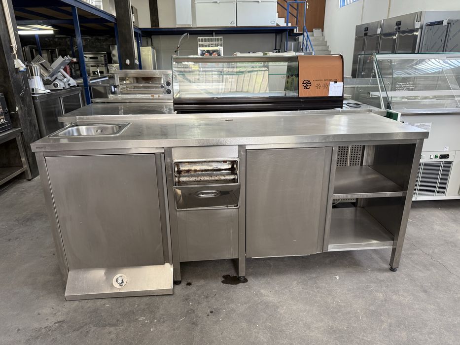 Bancada em inox para maquina de cafe com pio e tulha