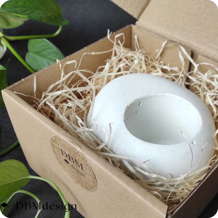 Doniczka, osłonka z białego betonu - nowoczesna forma 2w1