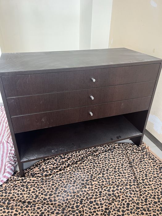Móvel aparador com gavetas.