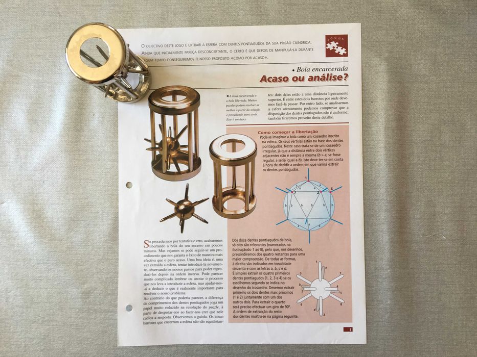 Coleção de 60 jogos de engenho com fascículos e 2 dossiers de aquivo