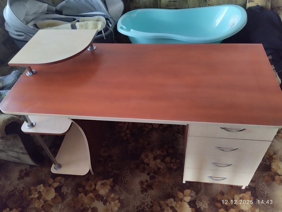 Компьютерный стол 2000грн