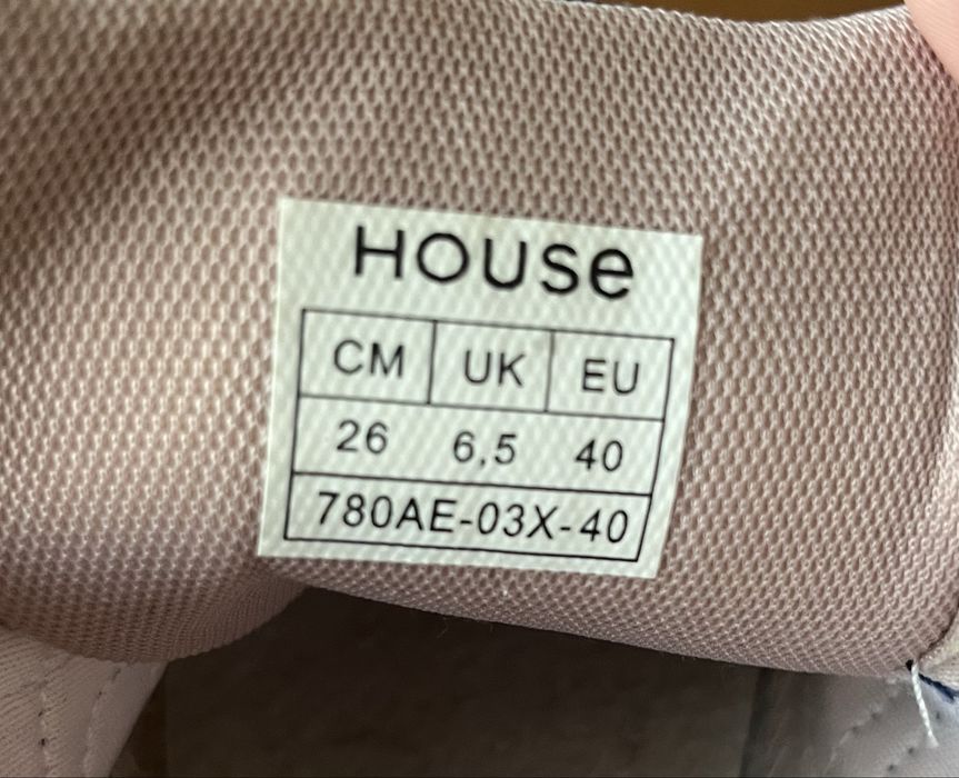 Жіночі кросівки від House