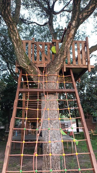 Parque infantil na árvore con tirolesa e ponte suspensa.