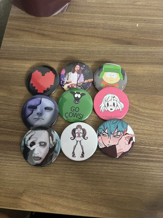 Значки, брелки, нашивки