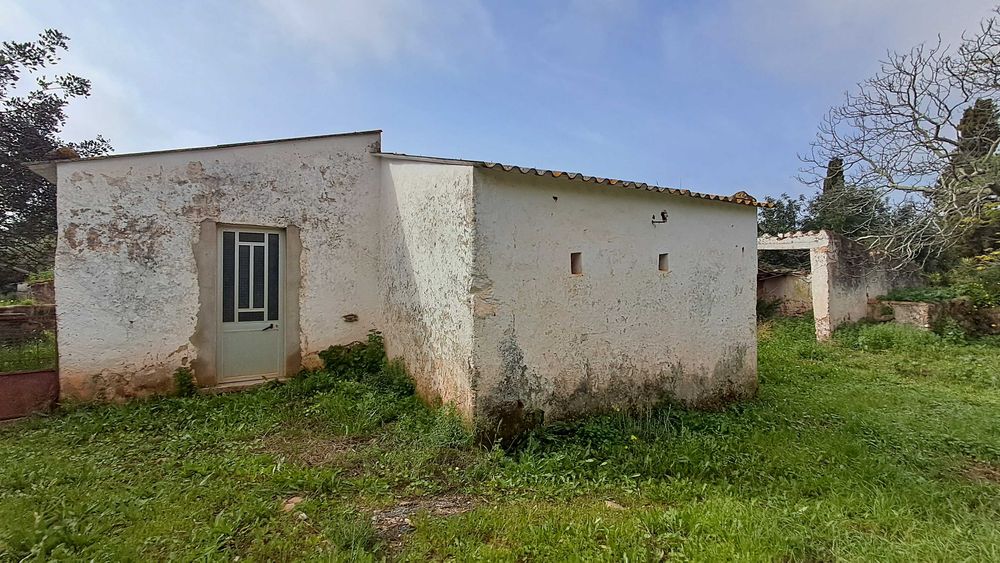 Quintinha com casa em ruínas para reconstrução – Quelfes, Olhão