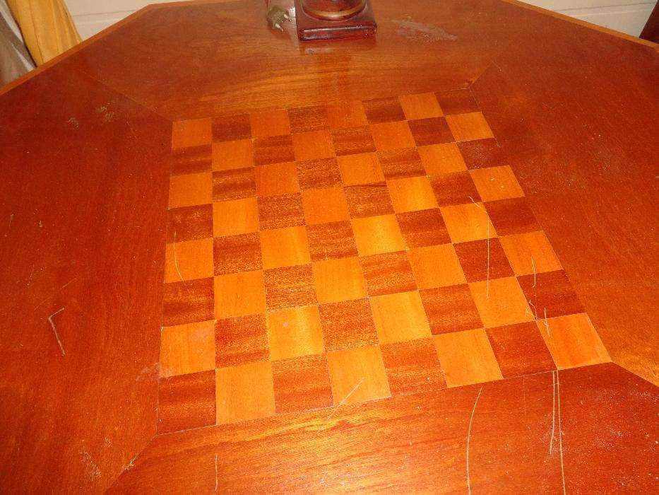 Mesa Com Embutido de Xadrez