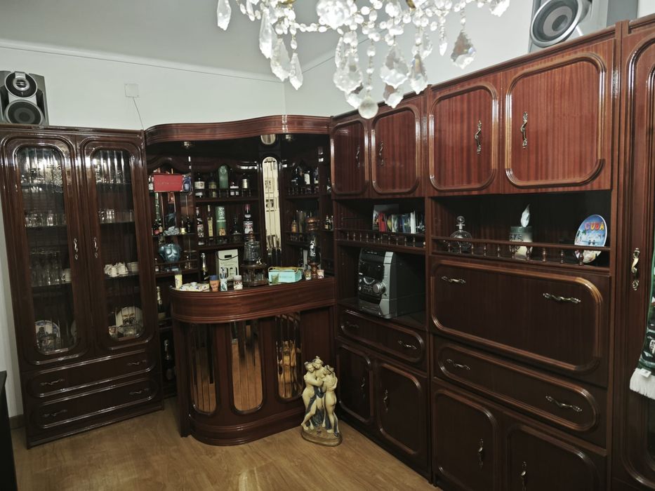 Móvel de Sala em Mogno com Bar, Cristaleira