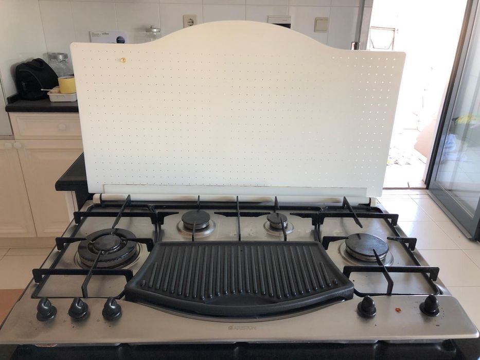 Fogão grande a gaz e eletricidade