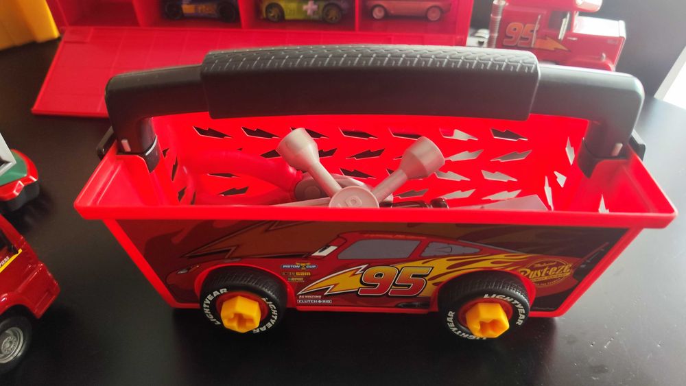 Lote de Brinquedos com Camião Faísca Mcqueen, ferramentas e outros