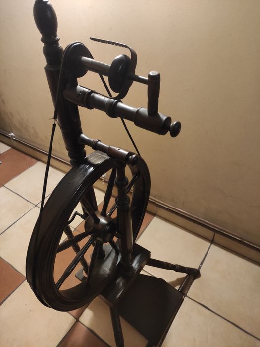 Stary drewniany kołowrotek