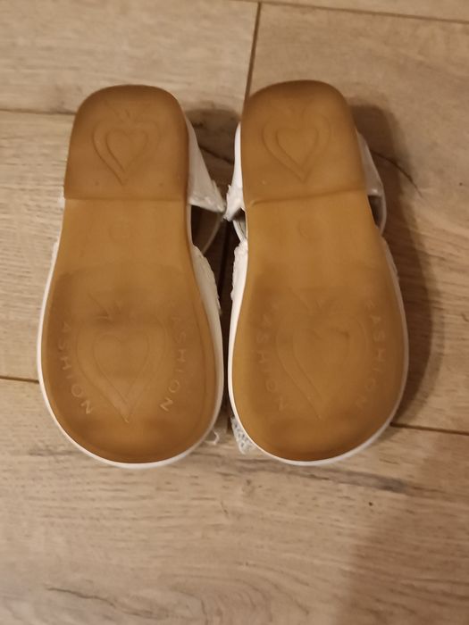 Pantofle baleriny r.22 białe eleganckie dziewczynka