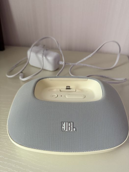 Зарядна станція Apple lightning + JBL колонка