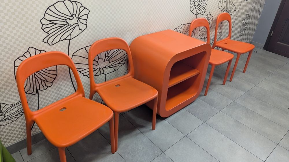 Krzesła IKEA, stolik i kontuar