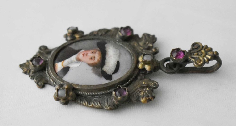 Starodawny    wisior "Kobieta w kapeluszu"