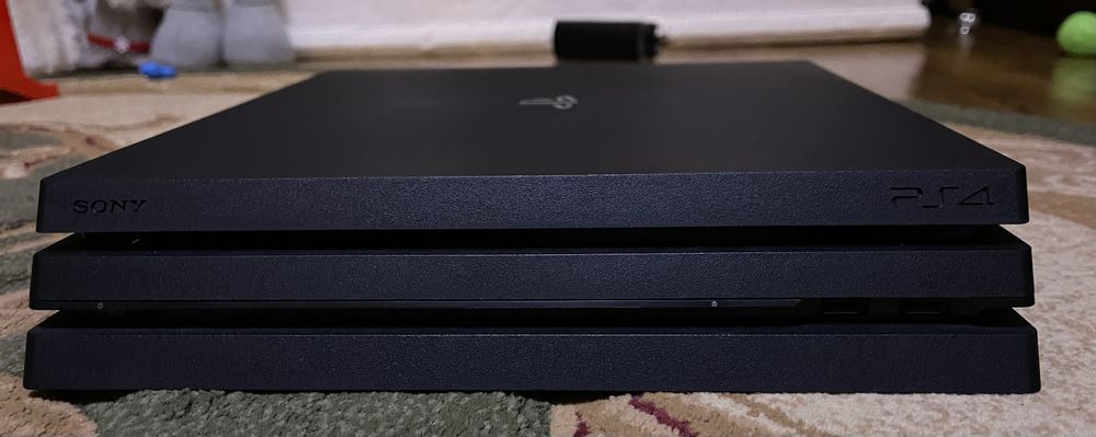 Play station 4 pro 1 Tb