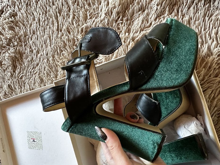 Босоножки черные