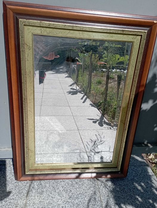 Espelho madeira com rebordo dourado