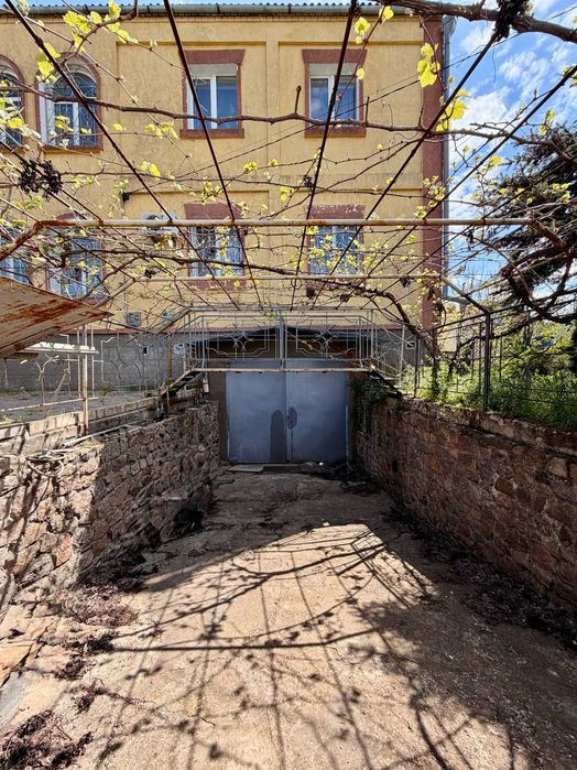 РОЗКІШНИЙ СІМЕЙНИЙ БУДИНОК БІЛЯ РІЧКИ В РАЙОНІ КАЗАРСЬКОГО