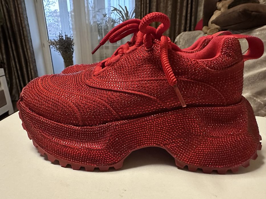 Кроссовки в стразах