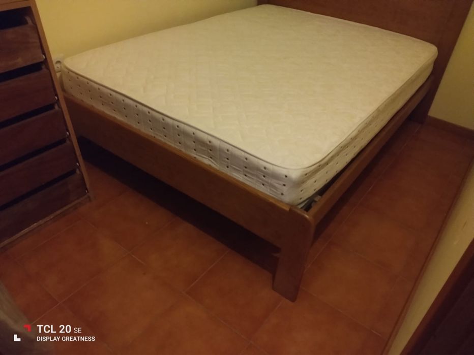 Cama de Casal de Madeira com Colchão - Ótimo Estado!