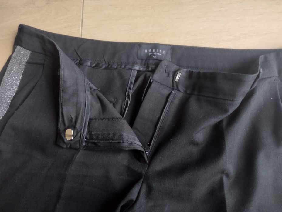 Mohito eleganckie czarne spodnie ze srebrnymi lampasami r. 42 L