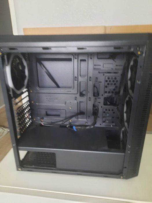 Obudowa z chlodzeniem