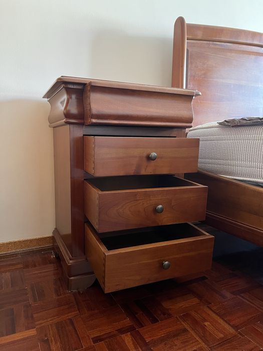 Mobília de Quarto em Cerejeira | Cama com colchão Molaflex + Cómoda com espelho + Mesas de Cabeceira + Guarda-vestidos