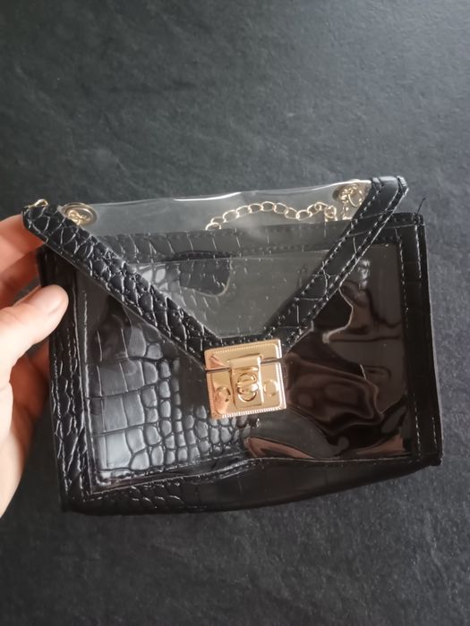 Czarna mała torebka na złotym łańcuszku